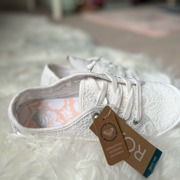 **SOLD** NEW ROXY LACE SLIP ONS SIZE 9.5 - Picture 4 of 7